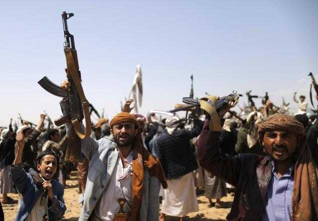 الحوثيون يتدخلون في سنحان بعد تزايد التوترات وتبادل إطلاق النار بين أقارب اللواء مهدي مقوله والعميد عبد الوهاب قعشم (تفاصيل)
