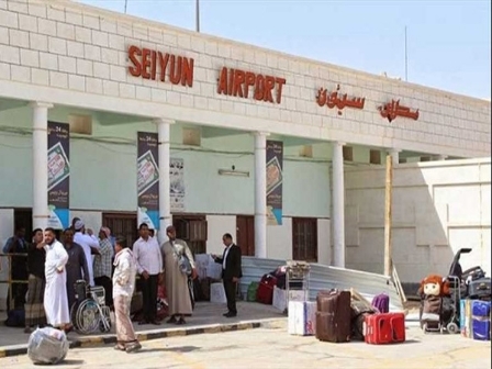 تسفير مرضى يمنيين وترحيل بعض المقيمين .. مصدر مسئول يكشف حقيقة اقتحام مطار سيئون ويوضح ماحدث