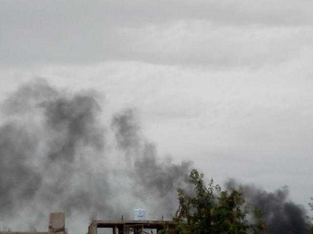 بالصور : شاهد أعمدة الدخان تتصاعد في ”دار سعد” بالعاصمة المؤقتة عدن