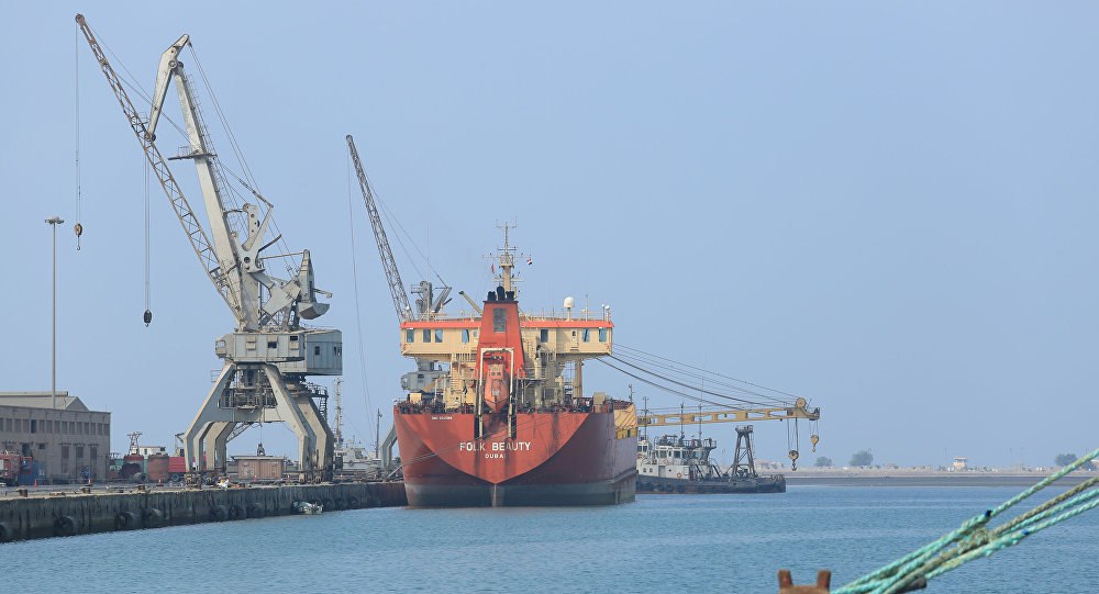 الحوثيون يعلنون وصول سفينة وقود إلى ميناء الحديدة 