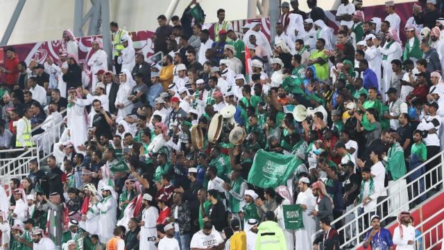 شاهد بالصور… جماهير قطرية ساندت المنتخب السعودي في المباراة النهائية لخليجي 24