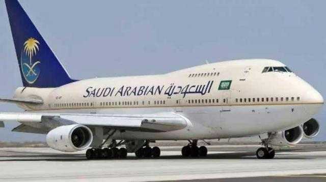 طائرة مدنية تحمل العلم والشعار السعودي تهبط بمطار صنعاء الدولي 