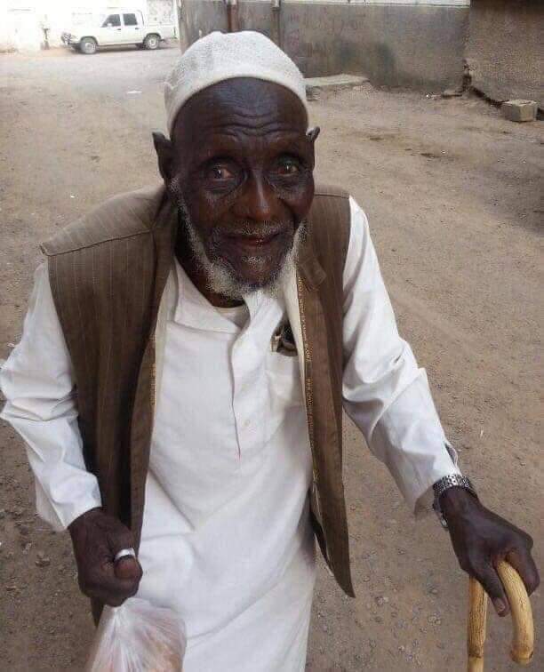 منذ 40 عاماً ملازماً للمسجد .. مسن يمني يعيش وحيداً أوصى المصلين قبل وفاته وهكذا كانت خاتمته بعد الوصية ؟..صورة