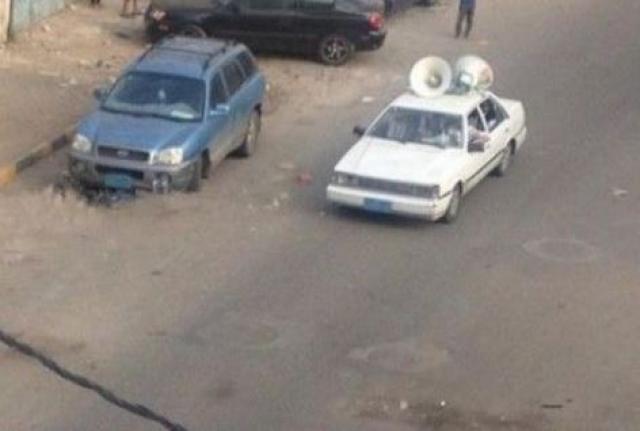 الحوثيون يجوبون صنعاء بمكبرات الصوت لرفع المعنويات وعربات عسكرية تقل المقاتلين شرق العاصمة