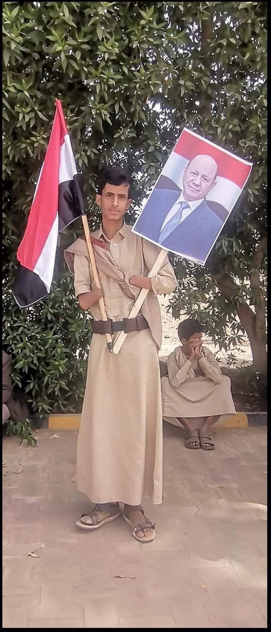 شاهد الصورة الأكثر تداولا في منصات التواصل الاجتماعي لبطل يمني ماربي أثناء زيارة الرئيس العليمي لمحافظة مأرب (صورة)