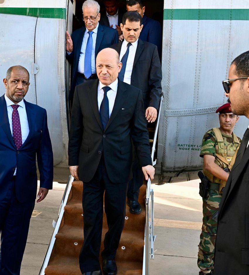 الرئيس العليمي رئيس مجلس القيادة الرئاسي يعود الى العاصمة المؤقتة عدن