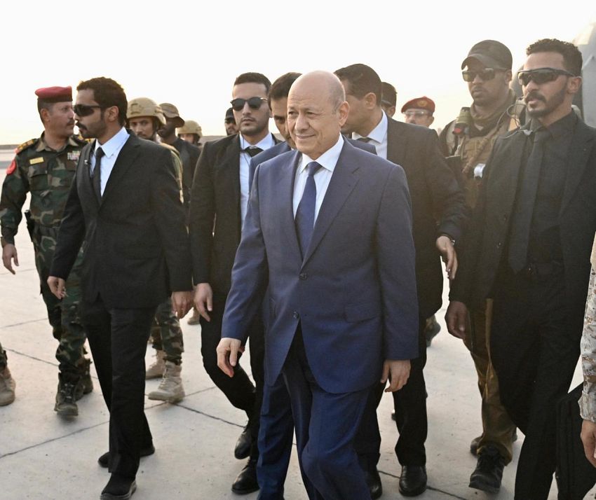 الرئيس العليمي رئيس مجلس القيادة يعود الى العاصمة المؤقتة عدن