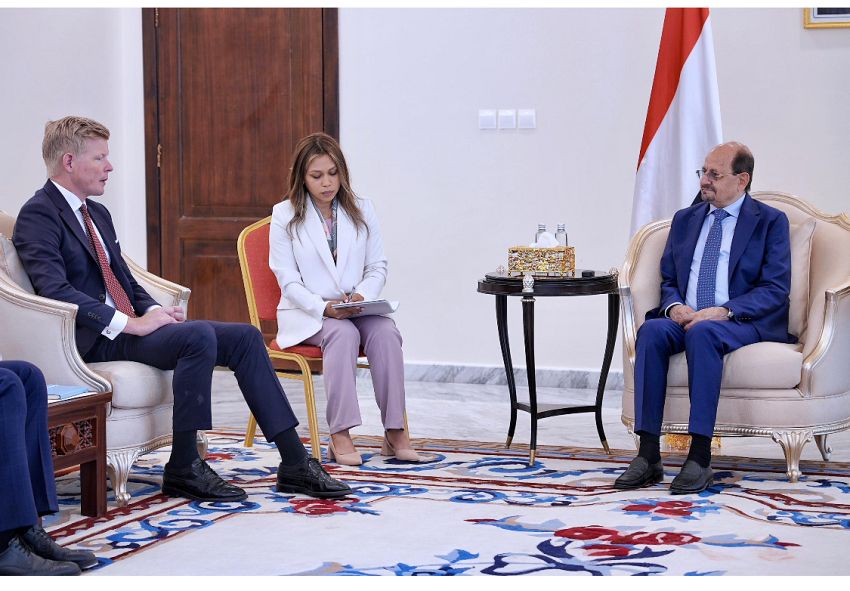 وزير الخارجية وشؤون المغتربين الدكتور شائع الزنداني يلتقي المبعوث الأممي إلى اليمن