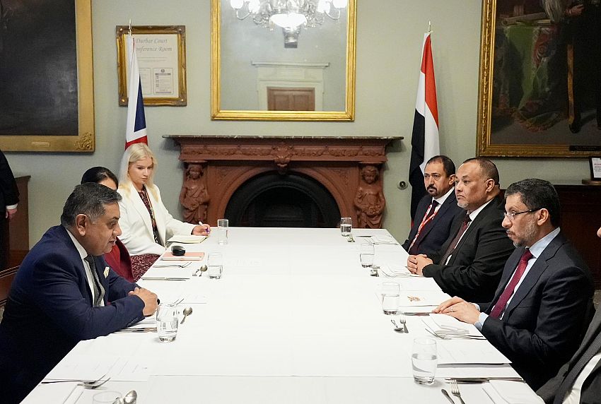 رئيس الوزراء الدكتور أحمد عوض بن مبارك يبحث مع وزير الدولة البريطاني العلاقات الثنائية بين البلدين