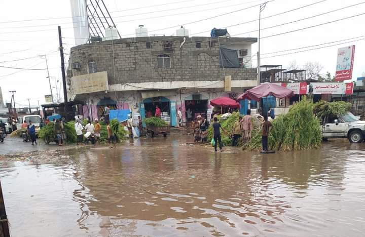 إثر المنخفض الجوي التي شهدته المحافظات الشرقية .. هطول أمطار غزيرة على عاصمة محافظة أبين