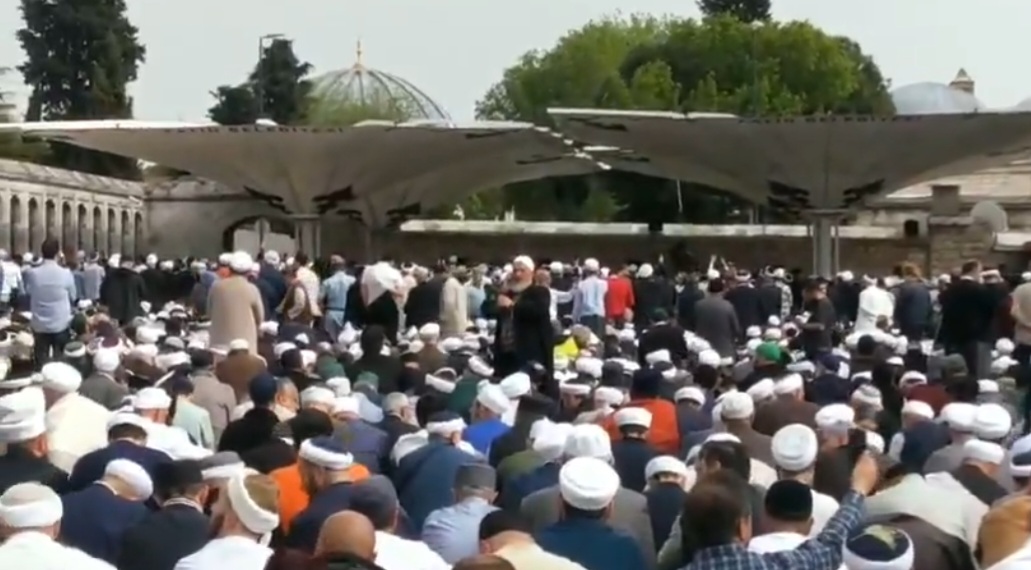 شاهد بالفيديو الآلاف يشاركون في الصلاة على الشيخ عبدالمجيد الزنداني في اسطنبول (فيديو)