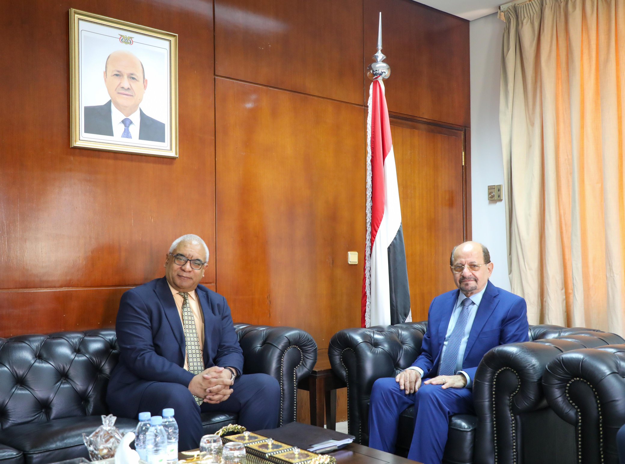 ‏وزير الخارجية وشؤون المغتربين شائع الزنداني يلتقي سفير كوبا لدى اليمن 
