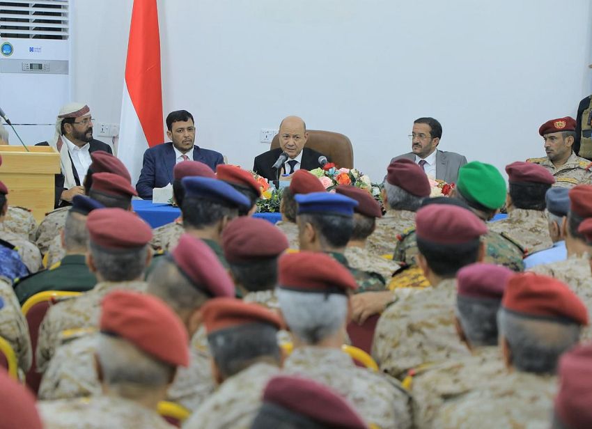 رئيس مجلس القيادة الرئاسي الدكتور رشاد العليمي يرأس اجتماعاً لقادة الجيش ويشيد بالجاهزية القتالية العالية